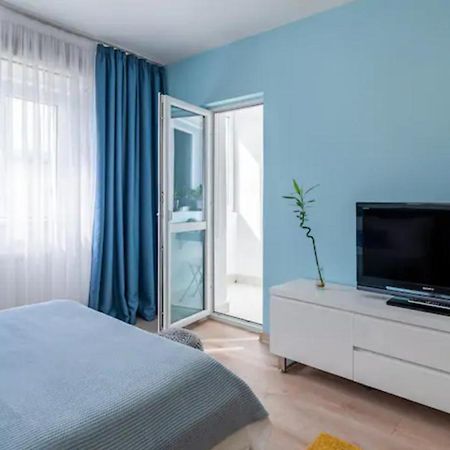 Cosy & Chic Studio Close By Victoria Square Бухарест Экстерьер фото