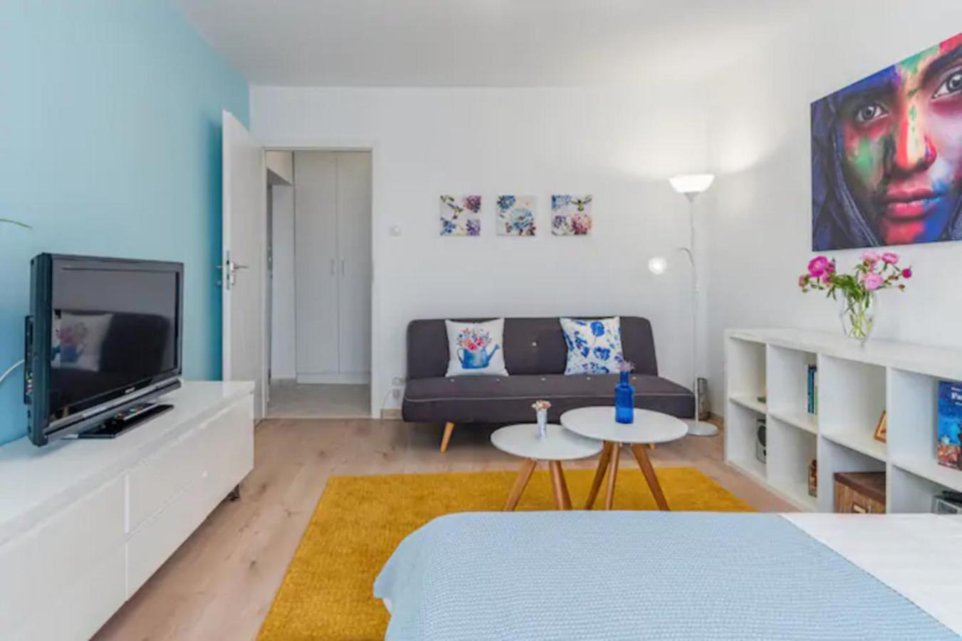 Cosy & Chic Studio Close By Victoria Square Бухарест Экстерьер фото